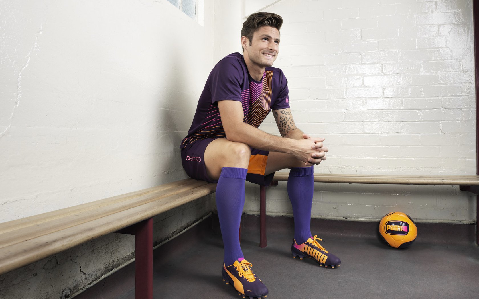 球队是否围绕场地空间变化设定多套推进策略，分析球队状态从哪里入手